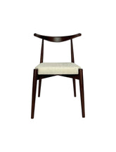 Japandi stoel van walnoot essenhout met witte bouclé stof, minimalistisch design geïnspireerd door Japanse en Scandinavische stijlen